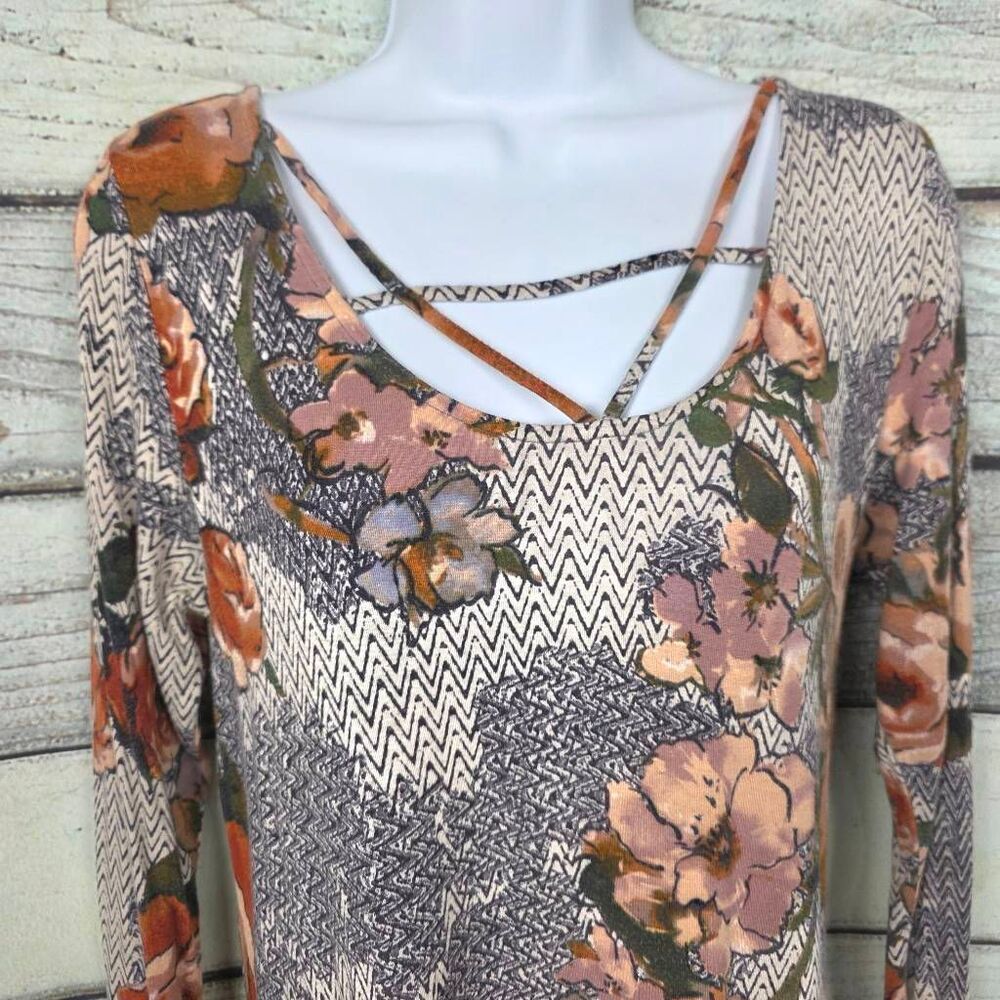 Daytrip M Floral Criss Cross Top - Picture 3 of 8